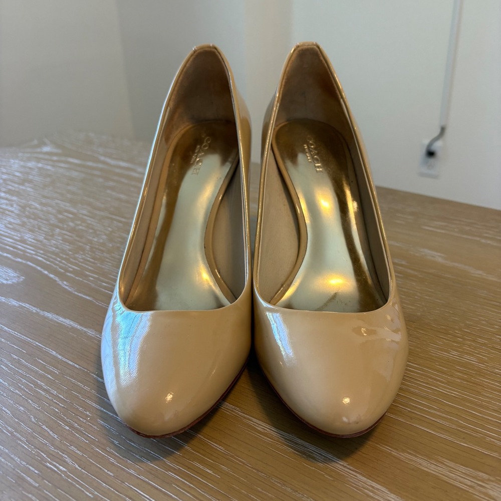 Coach Beige Patent Leather Round Toe Pumps Heels Size 9B Signature Logo Accent - Picture 5 of 8